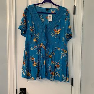 NWT Torrid blue floral & bird print crinkle lace up top A000